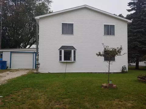 952 N Pine St, Evart, MI 49631