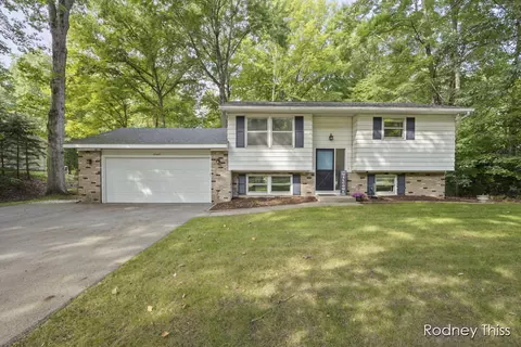 18447 148th Ave, Spring Lake, MI 49456