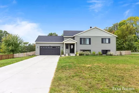 6028 Greenbriar Dr, Lowell, MI 49331