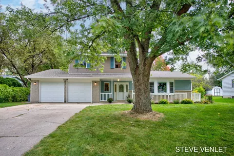 11088 Radcliff Dr, Allendale, MI 49401