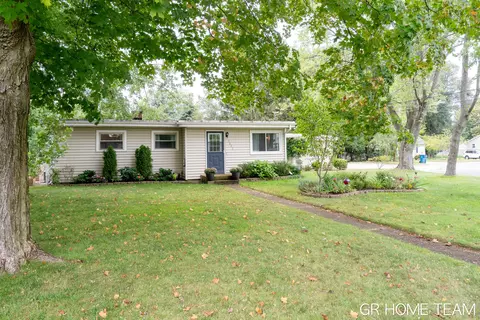 3823 Illinois Ave SW, Wyoming, MI 49509