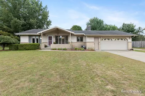 3346 Keswick Dr NE, Belmont, MI 49306