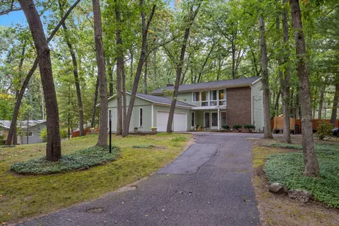 7517 Thorncrest Dr SE, Ada, MI 49301