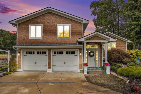 312 Blarney Ln, Plainwell, MI 49080
