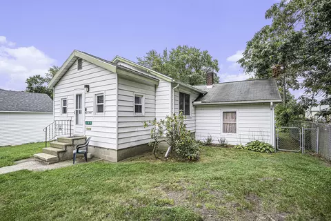 109 W 5th St, Buchanan, MI 49107