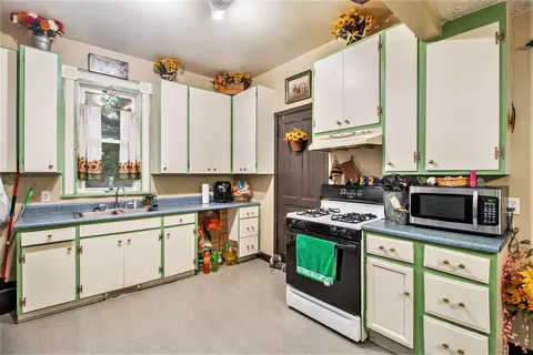 627 E Main St, Ionia, MI 48846 photo 5