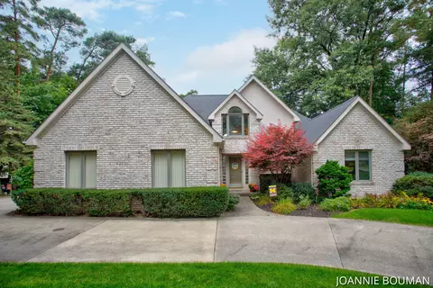 30 Bay Meadows Dr, Holland, MI 49424
