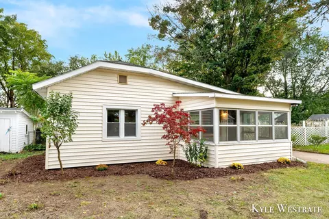 956 Roger St NW, Grand Rapids, MI 49544