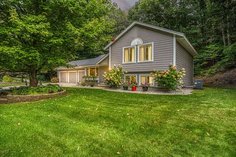 18784 Hopi Ct, Spring Lake, MI 49456