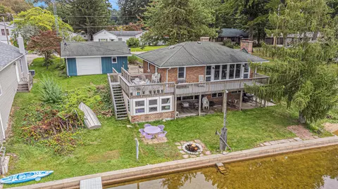 50418 Cable Lakeview Dr, Dowagiac, MI 49047