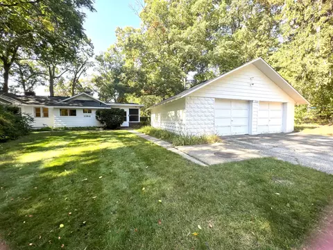 1364 E Gull Lake Dr, Augusta, MI 49012