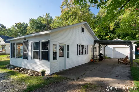 5961 Maple St, Newaygo, MI 49337