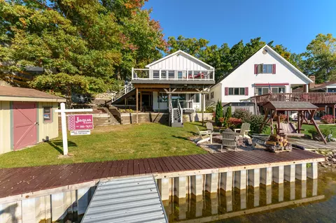 11909 Lakeway St, Plainwell, MI 49080