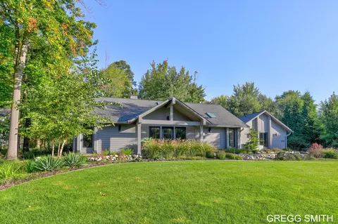 842 W Center St, Douglas, MI 49406