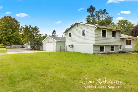 935 E Brierwood St, Greenville, MI 48838