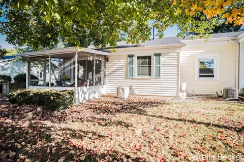 925 Village Ln #138, Jenison, MI 49428