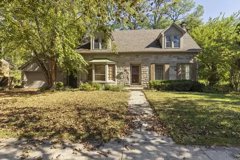 22 Parkview Dr NE, Grand Rapids, MI 49503