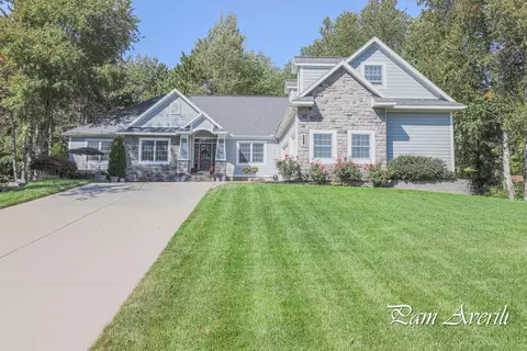 42 Boulder Dr, Norton Shores, MI 49444