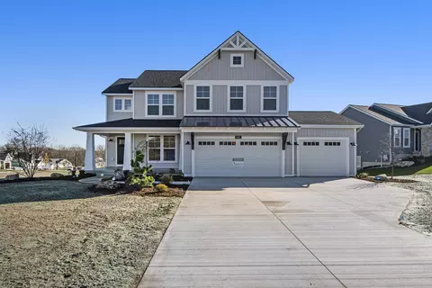 840 Harvest Home Ct, Lowell, MI 49331