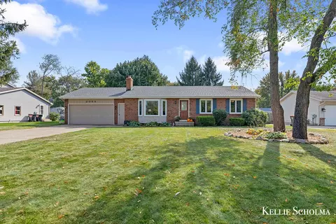 2098 Pinewood St, Jenison, MI 49428