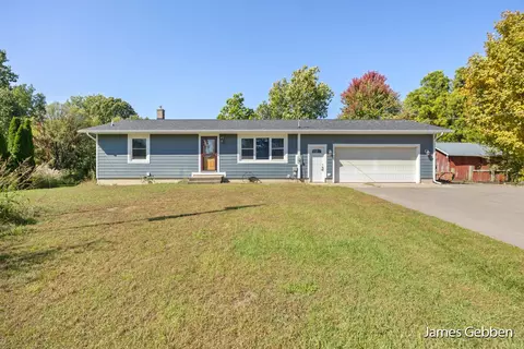 3034 10th St, Wayland, MI 49348