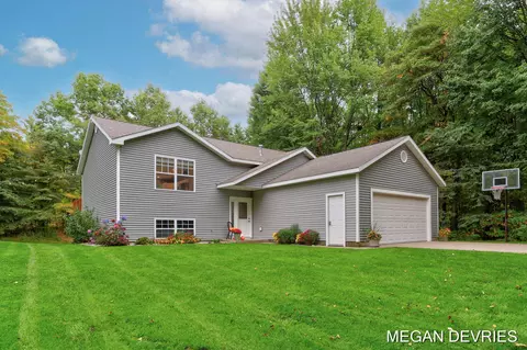 13825 Barry St, Holland, MI 49424