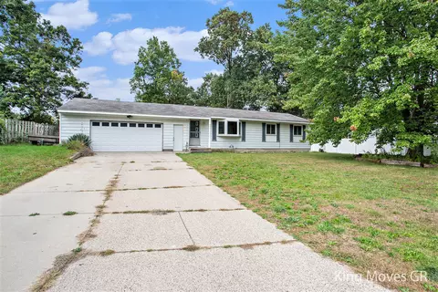 1853 Woodrun Dr SE, Lowell, MI 49331