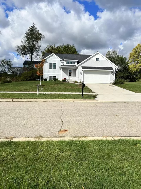 407 Seneca Ridge Dr, Middleville, MI 49333