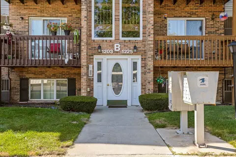 1203 Shoemaker Dr, Westland, MI 48185