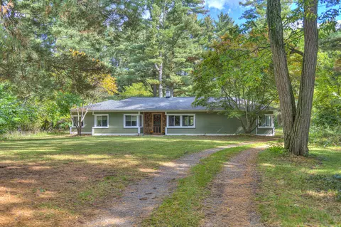 5927 S Jackson Rd, Jackson, MI 49201