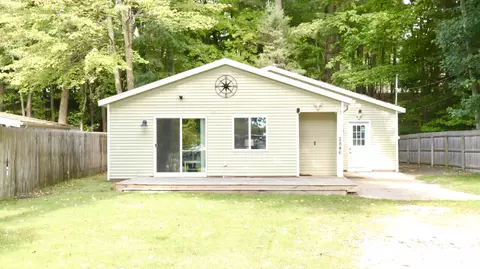 2846 Memorial Dr, Muskegon, MI 49445
