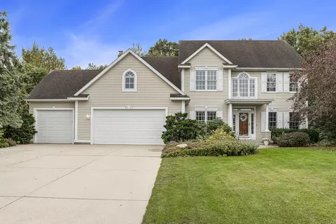 8109 Briar Ln, Jenison, MI 49428