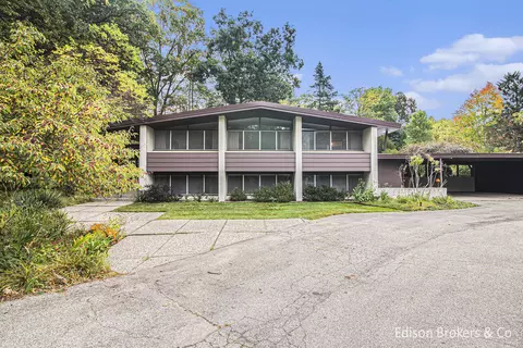 77 Fultonwood Dr SE, Grand Rapids, MI 49503