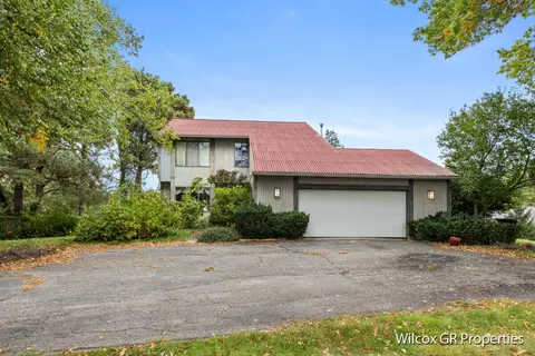 6 White Hills Ave NE, Grand Rapids, MI 49546
