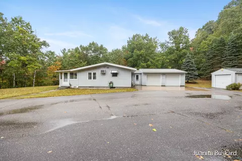 7015 Rogers Memorial Dr, Onekama, MI 49675