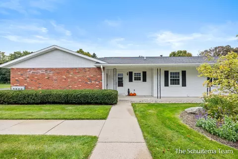 7428 Pine Grove Dr, Jenison, MI 49428