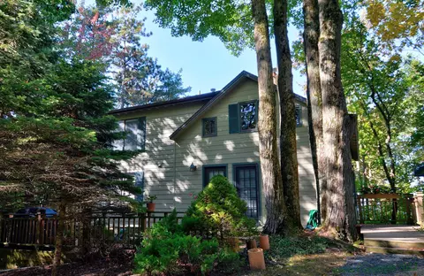 8 N Beach St, Pentwater, MI 49449
