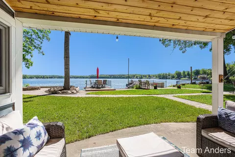 5805 Lake Shore Dr, Newaygo, MI 49337