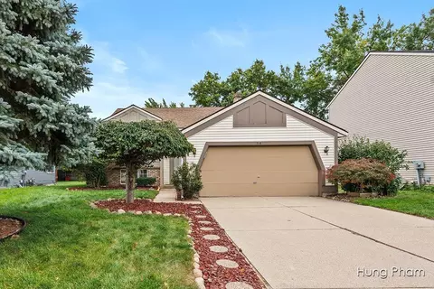 716 Springwood Dr SE, Kentwood, MI 49548