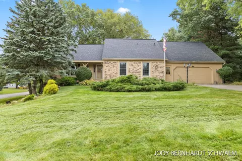 2948 Woodsboro Dr NE, Grand Rapids, MI 49525