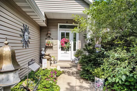 239 Fairway Ct, Plainwell, MI 49080
