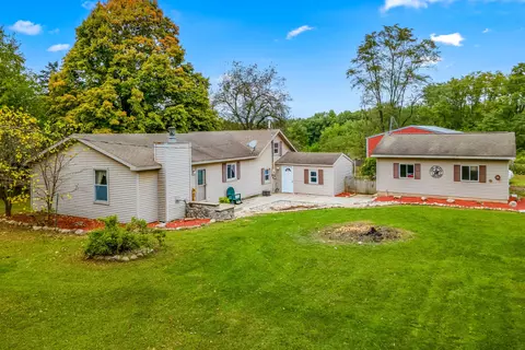 4480 W Hastings Lake Rd, Jonesville, MI 49250