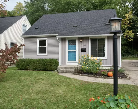 2214 Riverside Dr NE, Grand Rapids, MI 49505