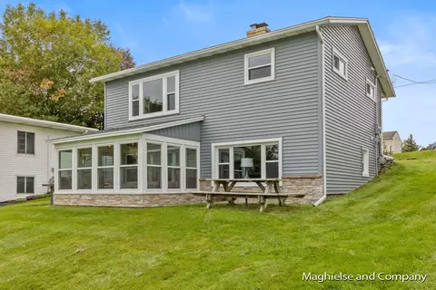 7672 Dream Isle Dr NE, Belding, MI 48809