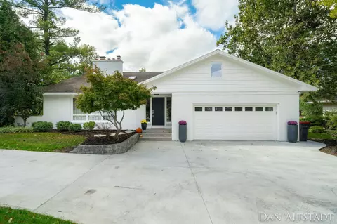 211 Greenbrier Dr SE, Grand Rapids, MI 49546