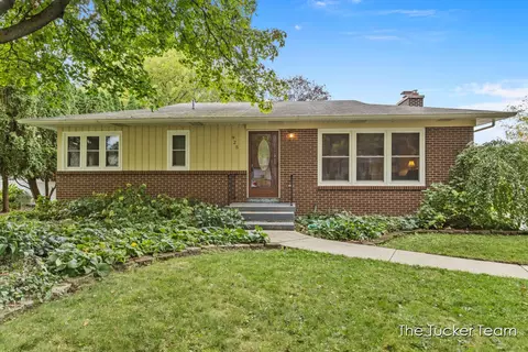 925 Worcester Dr NE, Grand Rapids, MI 49505
