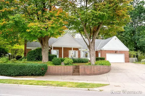 324 E 16th St, Holland, MI 49423