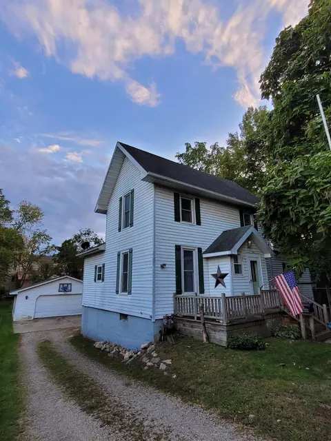 4 Elm Ct, Hillsdale, MI 49242