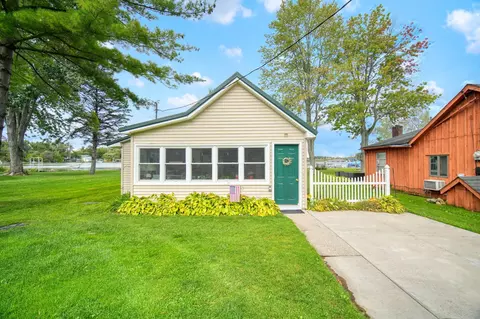 956 Lakeview Dr, Brooklyn, MI 49230