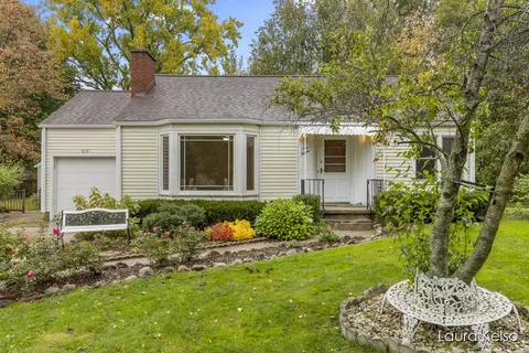 915 Foster Ct NE, Grand Rapids, MI 49505